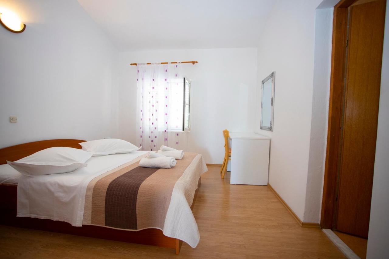 Apartmani Matko i Ana Podgora Esterno foto