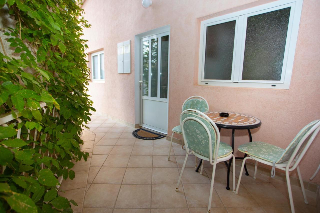 Apartmani Matko i Ana Podgora Esterno foto